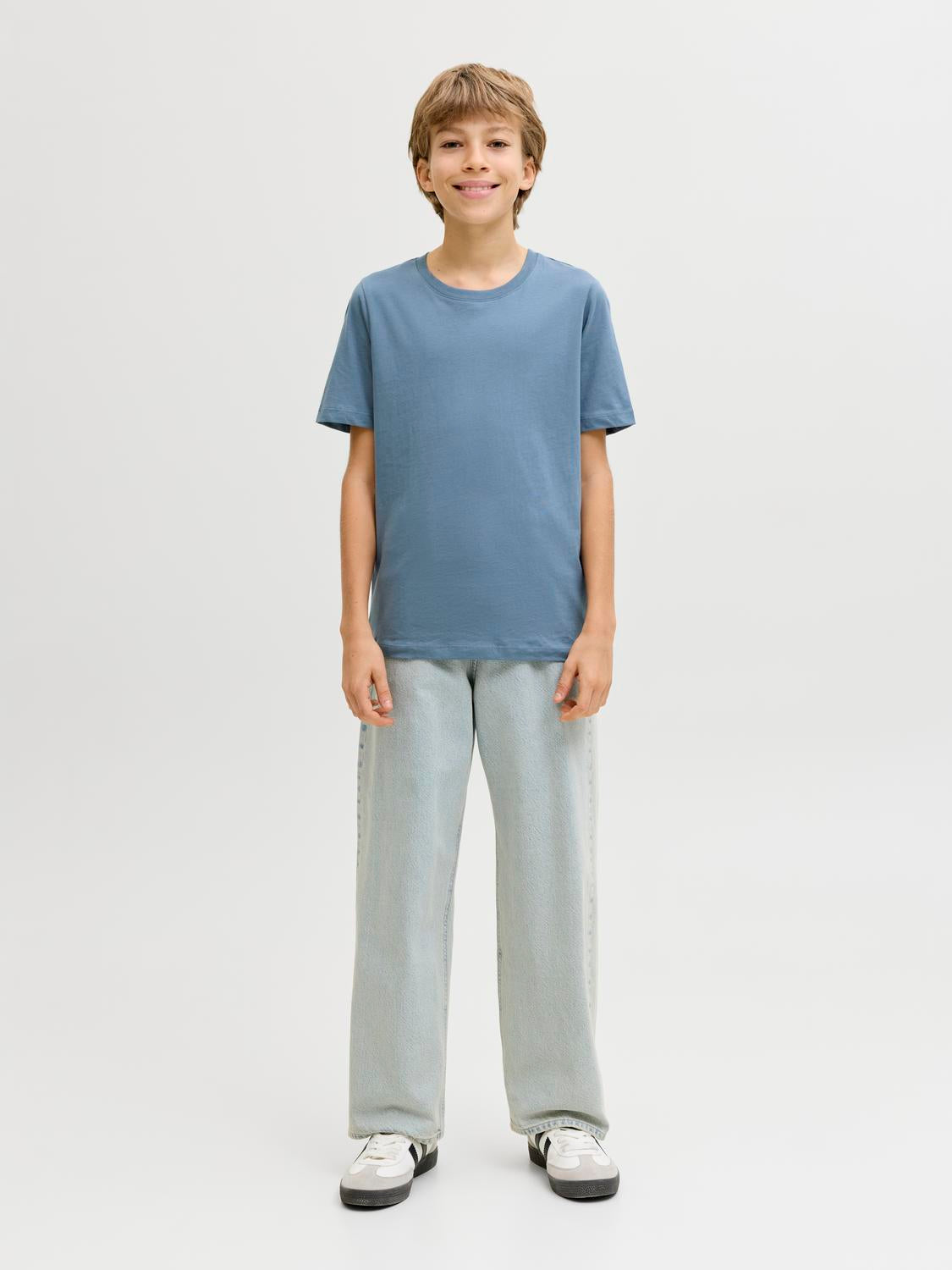 model_shot-front_full